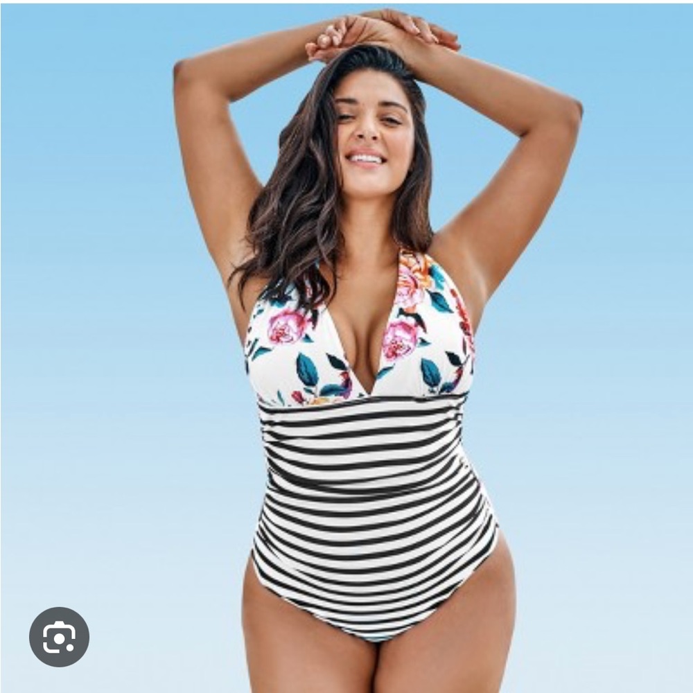 Cupshe Striped and Floral Swimsuit. Size Large. New with tags.